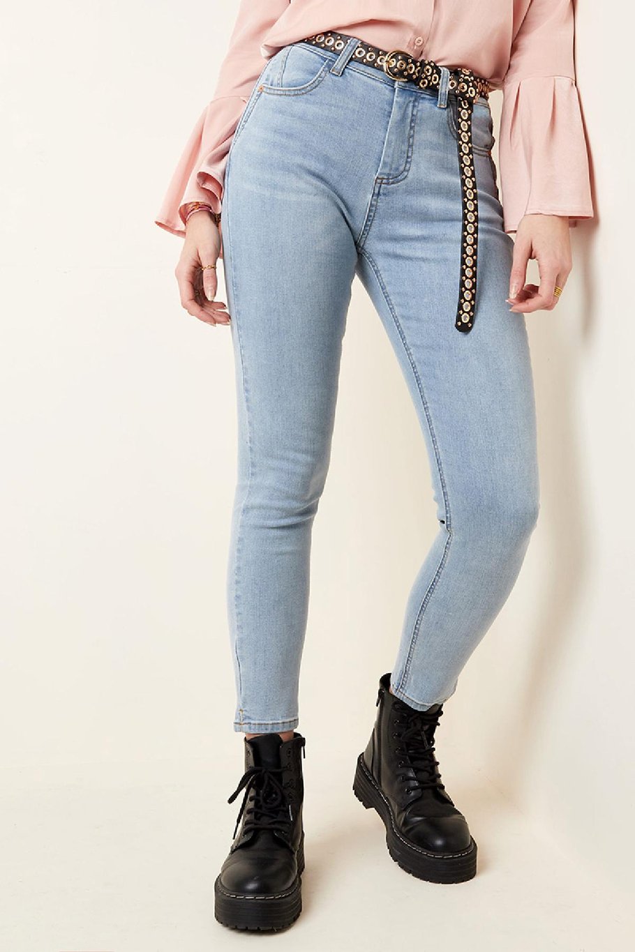 Hellblaue, knöchellange Jeans aus dehnbarem Denim XS Bild2